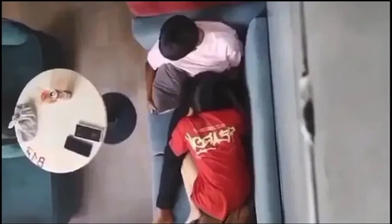 Quay lén người tình bú mút cho bạn gái nơi công cộng