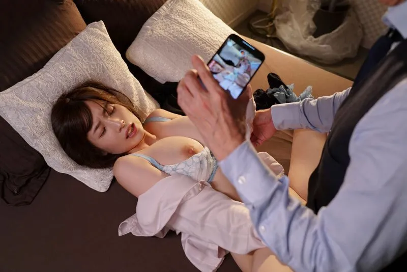 Tiền bối chuốc thuốc em thư ký bắt địt cả đêm khi đi làm ăn xa