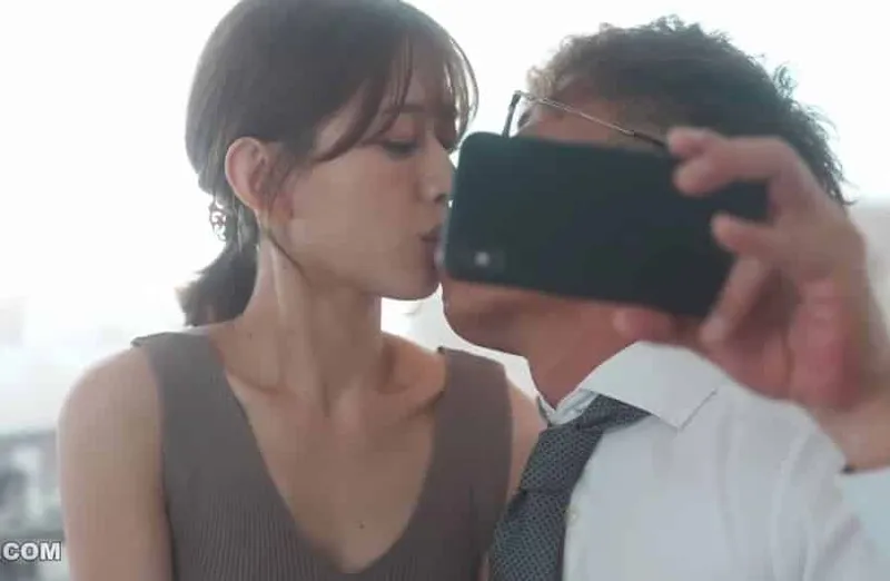 Thấy vợ yêu hơi lạ, chồng yêu xem điện thoại cô vợ và thấy cảnh nện với cấp trên của mình