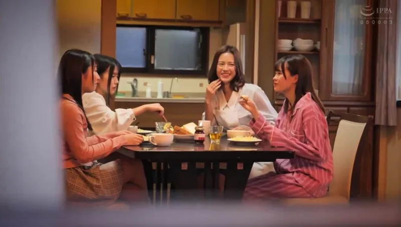 Bố đi vắng, 4 con búp bê ở nhà bị những tên côn đồ để ý tới